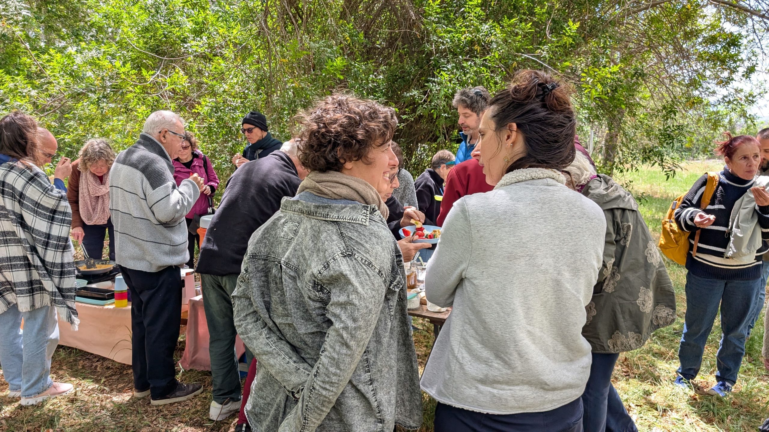 משתתפים בסיור מודרך ביער מרפא דפנה